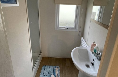 Clacton-on-Sea Cabin | Caravan - Sleeps 10 - Pet Friendly - Parking