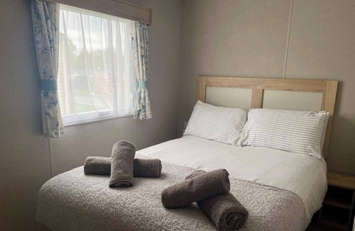 South Cerney Cabin | Caravan Sleeps 6 with Pool Access