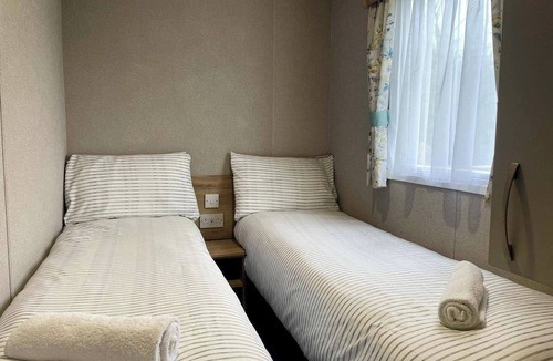 South Cerney Cabin | Caravan Sleeps 6 with Pool Access