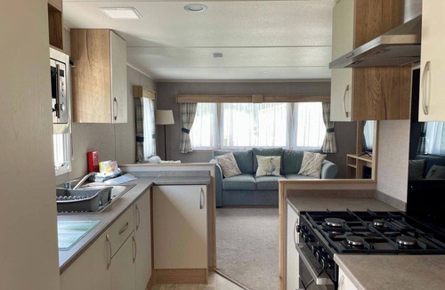 South Cerney Cabin | Caravan Sleeps 6 with Pool Access