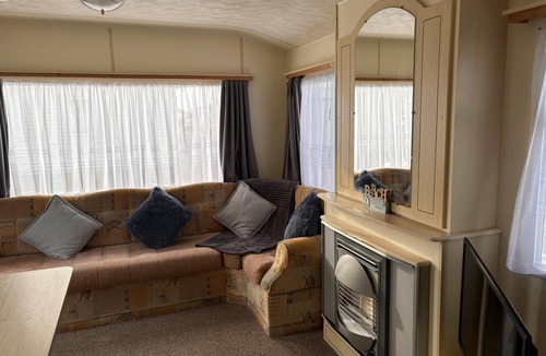 Burnham-on-Sea Ski Chalet | Caravan Sleeps 4 with Free Parking