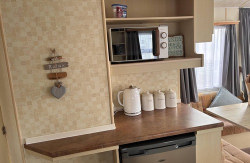 Burnham-on-Sea Ski Chalet | Caravan Sleeps 4 with Free Parking