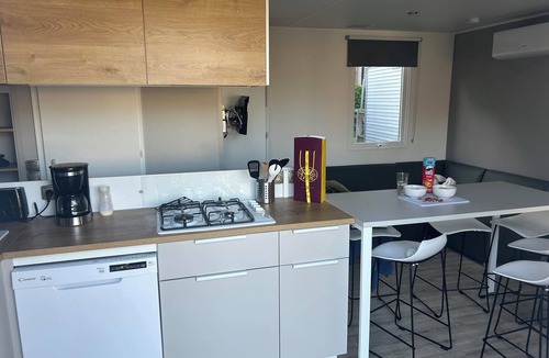 Vendres Apartment | Caravan 'Valras Plage 5 Étoiles' with Shared Pool, Wi-Fi and Air Conditioning