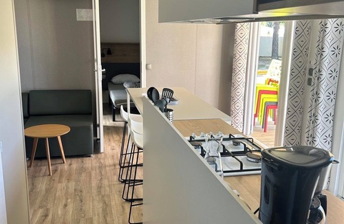 Vendres Apartment | Caravan 'Valras Plage 5 Étoiles' with Shared Pool, Wi-Fi and Air Conditioning