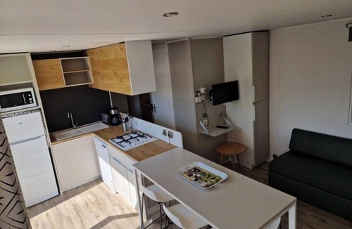 Vendres Apartment | Caravan 'Valras Plage 5 Étoiles' with Shared Pool, Wi-Fi and Air Conditioning