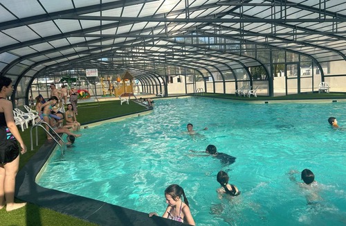 Vendres Apartment | Caravan 'Valras Plage 5 Étoiles' with Shared Pool, Wi-Fi and Air Conditioning