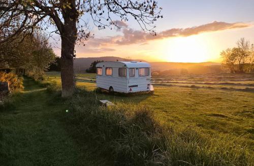 Sauvessanges Other | Caravane Vintage insolite avec jacuzzi au calme