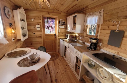 Uzes Ski Chalet | Caravans & SPA of the Pont des Charrettes