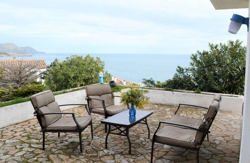 Llanca Villa | CARBONERES 2 Large house on the sea front
