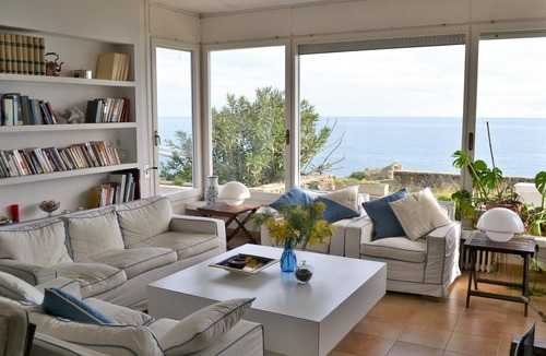 Llanca Villa | CARBONERES 2 Large house on the sea front