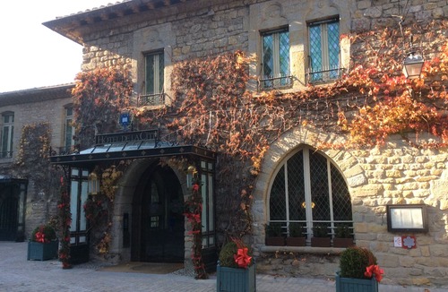 Bastide Saint-Louis Apartment | Carcassonne, elegant apartment overlooking central square