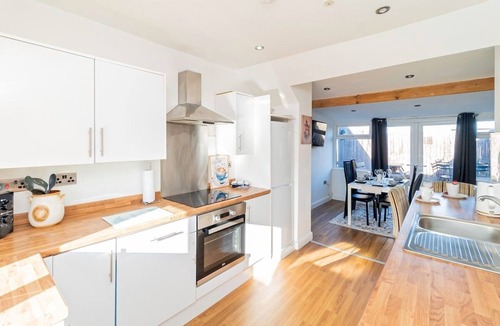 Adamsdown Apartment | Cardiff Hideaway at Broadway | Sleeps 5