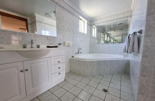 Cardiff Hotel | Cardiff Motor Inn