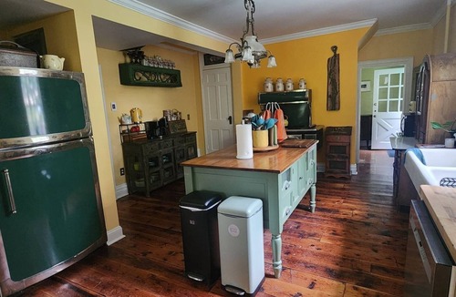 Montgomery House | Cardinal Farm-The Cardinal Suite