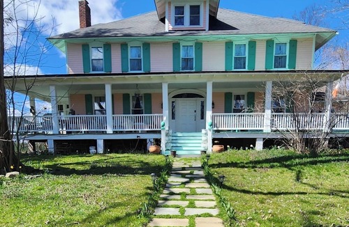 Montgomery House | Cardinal Farm-The Cardinal Suite