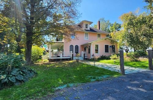 Montgomery House | Cardinal Farm-The Cardinal Suite