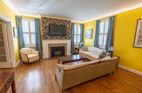 Cornwall House | Cardinal Inn Retro Room