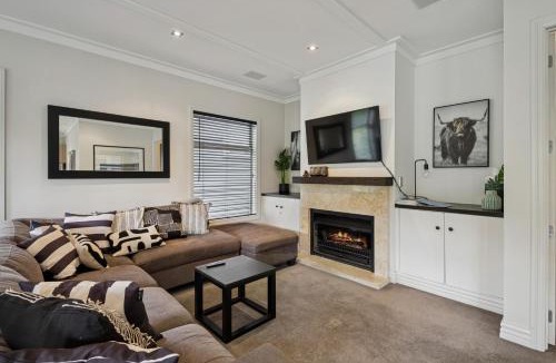 Cardrona Apartment | Cardrona Villa with Pool and Jacuzzi