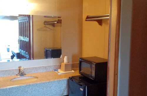 Flatonia Hotel | Carefree Inn Flatonia