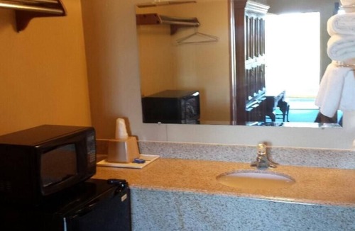 Flatonia Hotel | Carefree Inn Flatonia