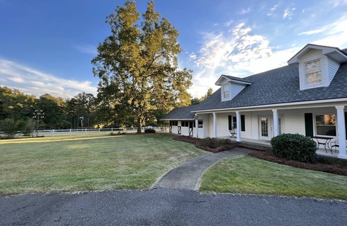 Phenix City Cottage | Caretakers Cottage with pool