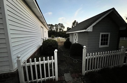 Phenix City Cottage | Caretakers Cottage with pool