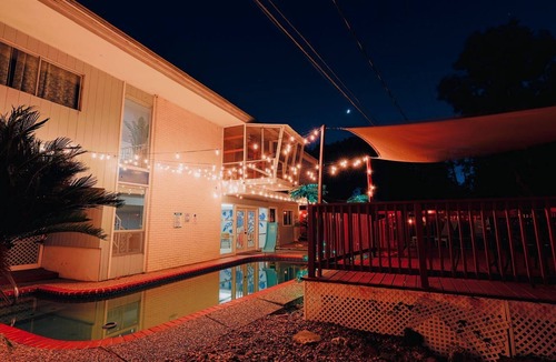 Houston House | Caribbean Style Joyful Boho Villa Sw Pool 5bdr 22Gsts Pool Tb TV Chan Hobby Area