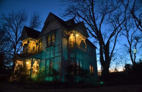 Bonham Bed & Breakfast | Carleton House Bed and Breakfast