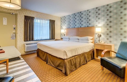 Oak Park Hotel | Carleton of Oak Park
