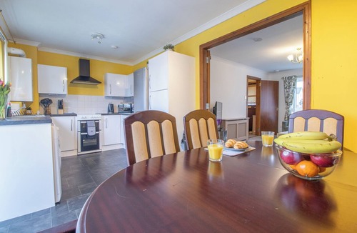 Glasgow House | Carloway House; Spacious 2 bed house, free parking.
