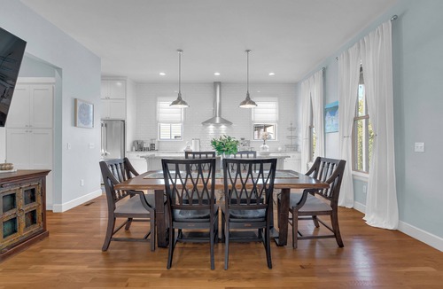 Eufaula House | CARLTON LANDING! 3-Porches, Partial lake views, Putting green and Fire pit.