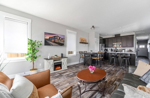 Carlton House | Carlton Townhouse No. 4 Fireplace Dog Friendly 1 Block to Wine & Dining