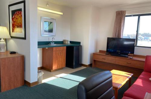 Carlyle Hotel | Carlyle Inn & Suites