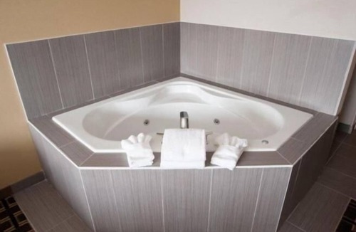 Carlyle Hotel | Carlyle Western Star Inn & Suites