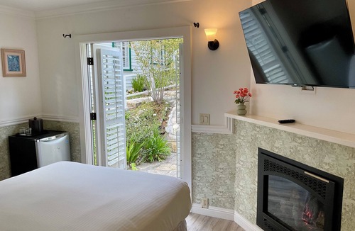 Golden Rectangle House | Carmel Green Lantern Inn