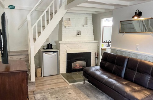 Golden Rectangle House | Carmel Green Lantern Inn