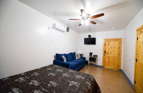 Marfa Hotel | Carmen's Marfa Hotel/Elia's 2 Queen Beds En-Suite
