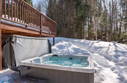 Lac-Superieur Ski Chalet | Carmen: waterfront chalet w/spa & sauna