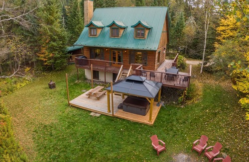 Lac-Superieur Ski Chalet | Carmen: waterfront chalet w/spa & sauna