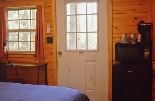 Wilder Cabin | Carnation's Cove-Cabin on Hidden Paradise Farms