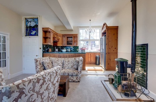 Swinton Apartment | Carnegie Library Shakespeare Apartment 3 bed