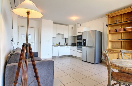 Carnon-Plage Apartment | Carnon: Spacious 1BR with balcony, AC, garage