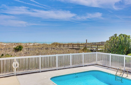 Carolina Beach Apartment | Carolina Beach Condo w/Balcony & Ocean Access!