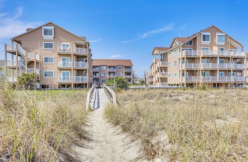 Carolina Beach Apartment | Carolina Beach Condo w/Balcony & Ocean Access!