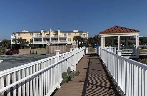 Yaupon Beach Condo | ~Carolina Tides~ Ocean View, Pier, Pool, Steps to the Beach and Restaurants!