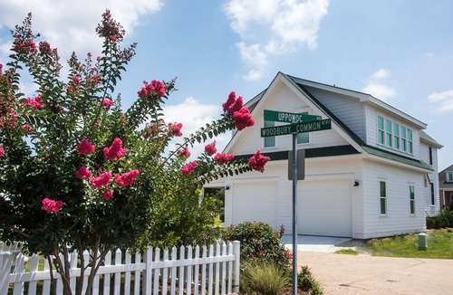Historic Downtown Manteo Apartment | Caroline Cottage located Historic Waterfront District.
