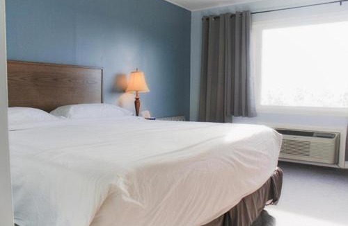 Thessalon Hotel | Carolyn Beach Inn