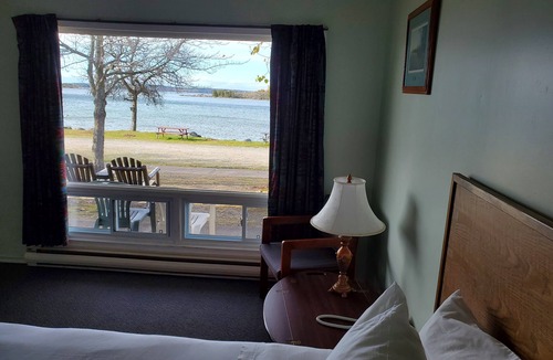Thessalon Hotel | Carolyn Beach Inn & Restaurant
