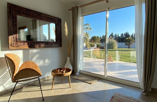 Orange Apartment | Carpe Diem apartment in a property surrounded by vineyards.