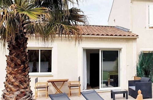 Orange Apartment | Carpe Diem apartment in a property surrounded by vineyards.